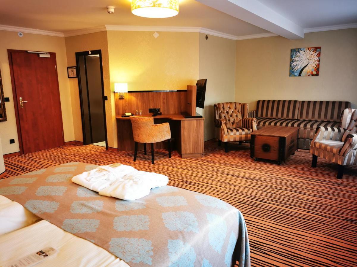 The Lakeside - Burghotel Zu Strausberg Buitenkant foto